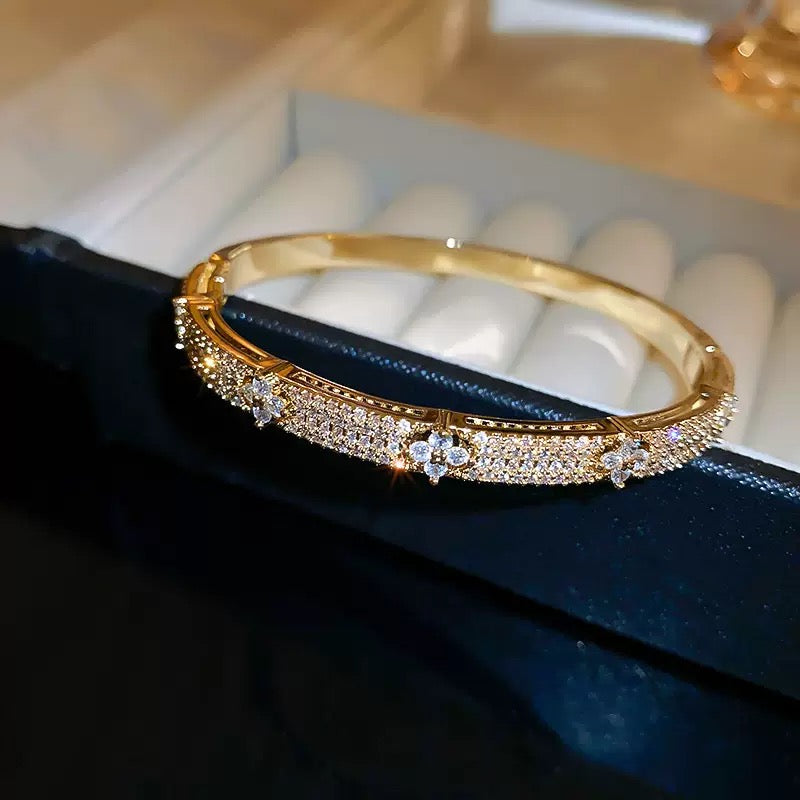 Majesty Glow Bracelet